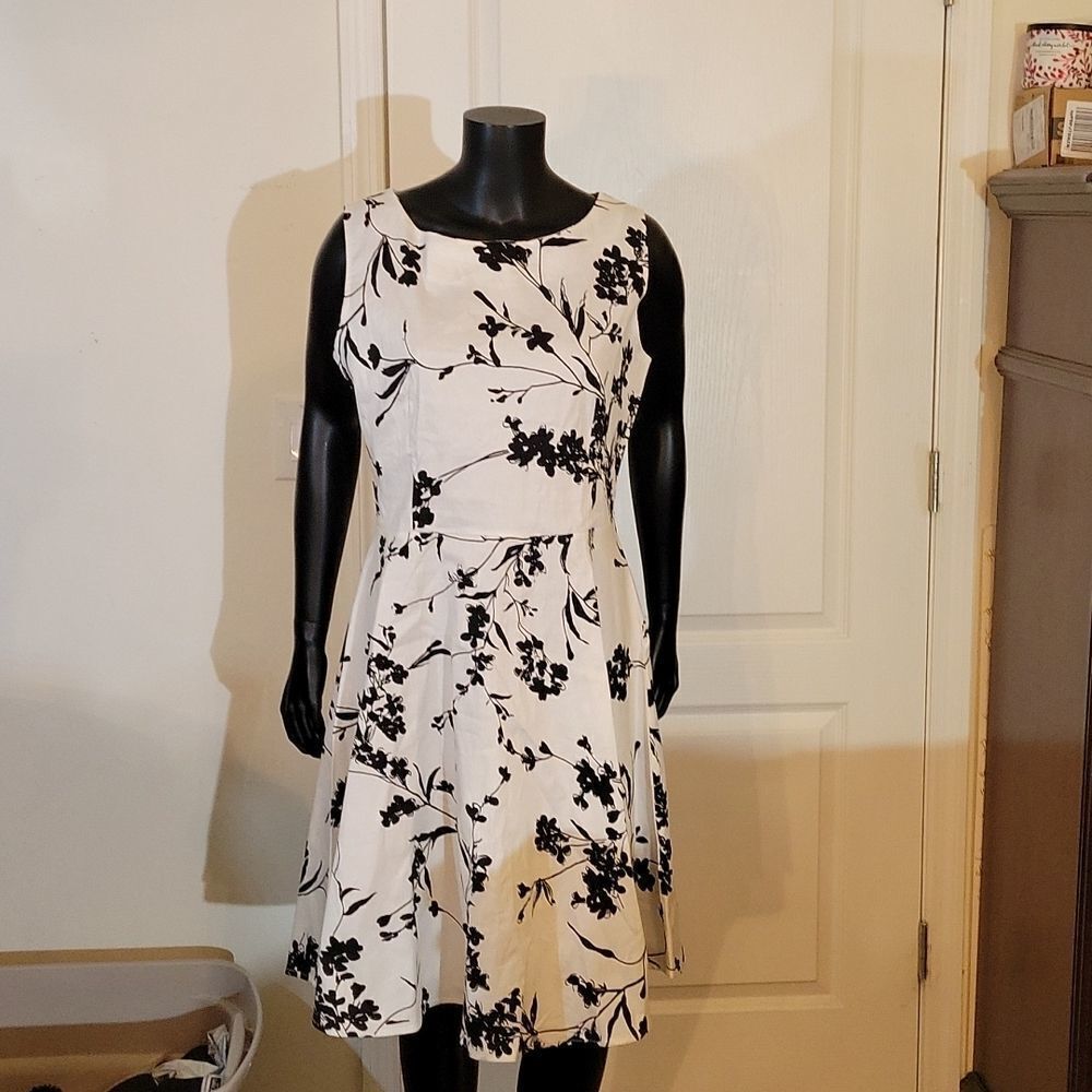 BRAND NEW BLACK/WHITE SLEEVELESS DRESS - Picture 14 of 16